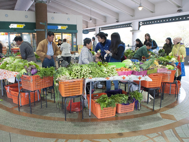 有機野菜販売は２階エントランス前