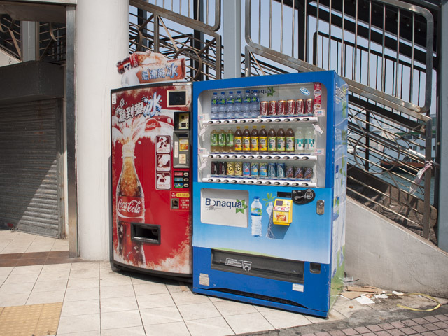 自販機も所々に。でもお値段高め