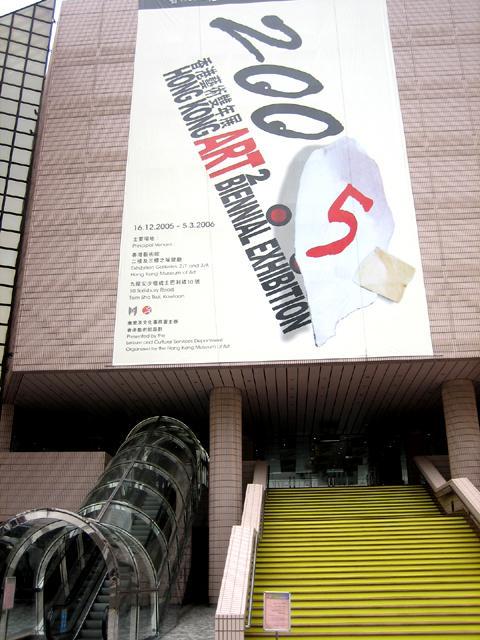 中央のエスカレーターを上がっていくと1F に入り口があります。