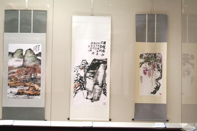 朱屹瞻(1892-1996) 入ってすぐ最初に展示されている作品。淡い色をつけた墨絵の世界が広がっています。