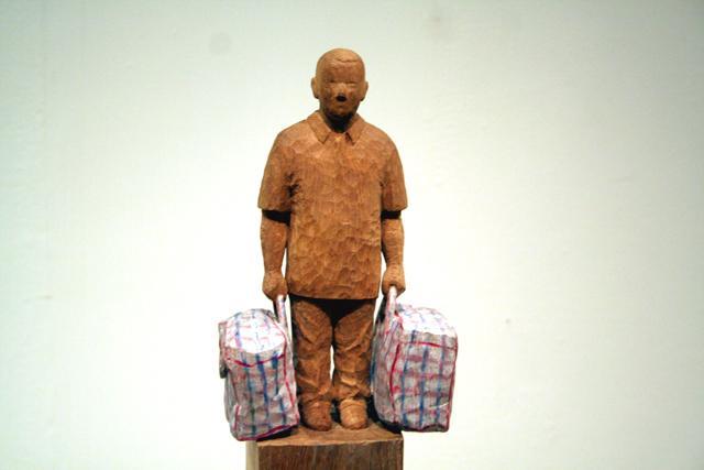 中国から来ているたくさんの荷物を持った男性