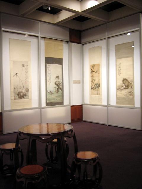 中国絵画にふさわしい中国のアンティークのテーブルと椅子が用意されています。