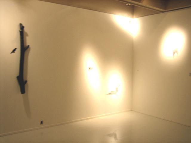 「Allegory-19 Crows 2005」壁に描かれたたくさんのカラス