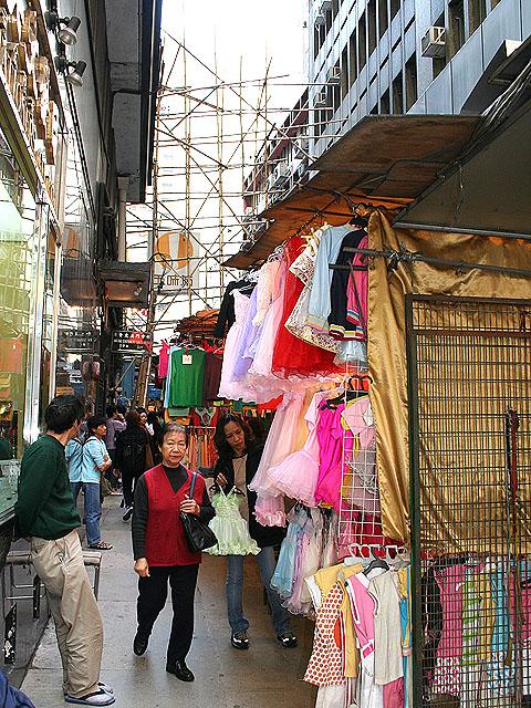 まずはヒラヒラ・派手派手な子供服の店。