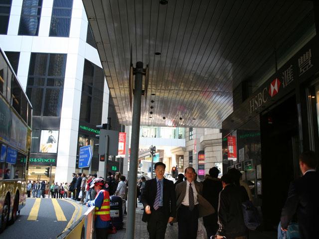 HSBC銀行の角を右に曲がってさらに真っ直ぐに歩いて行きます。
