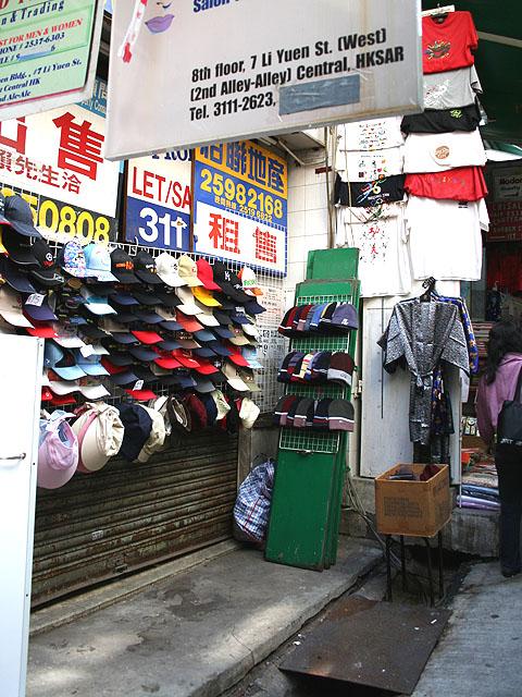 休業中の店のシャッターも店に早代わり
