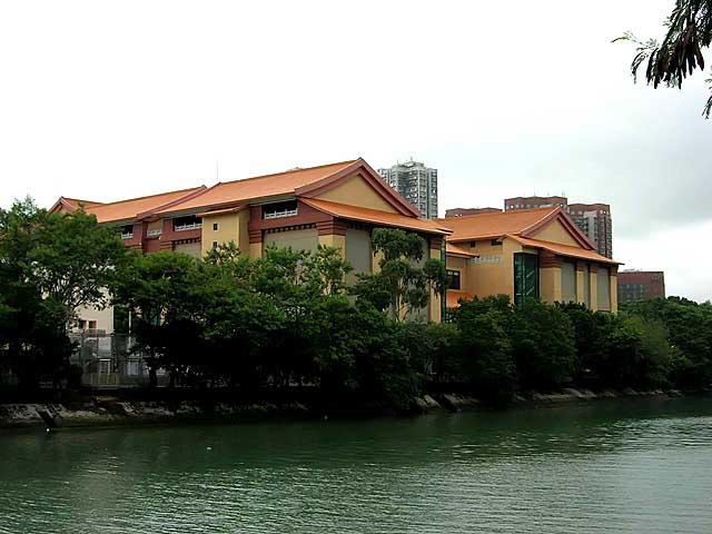 右手に見える、大きな茶色の建物が博物館です。