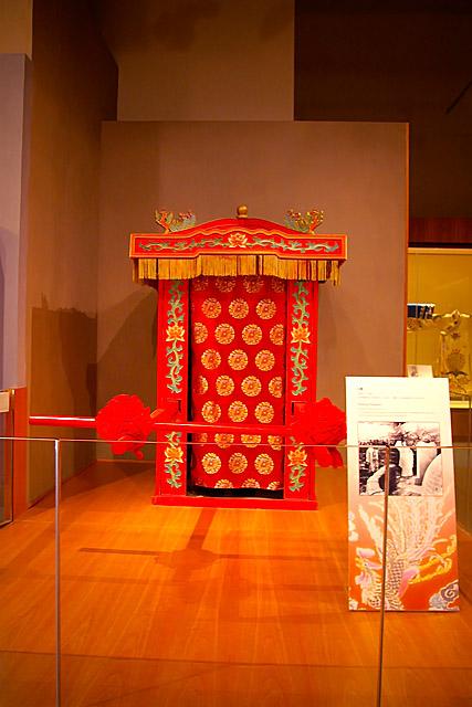 昔の家柄の良い家庭同士の結婚式には新婦が、こんな籠に乗って興し入れ。　