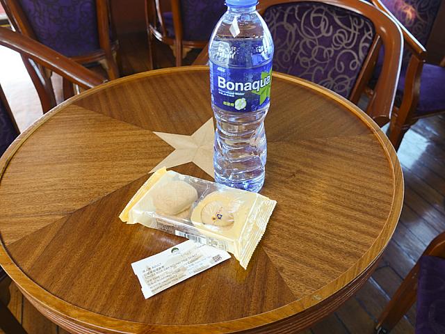 この日のスナックは栄華のパイナップルケーキでした！
