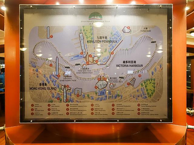 船内中央には航路の掲示板があります