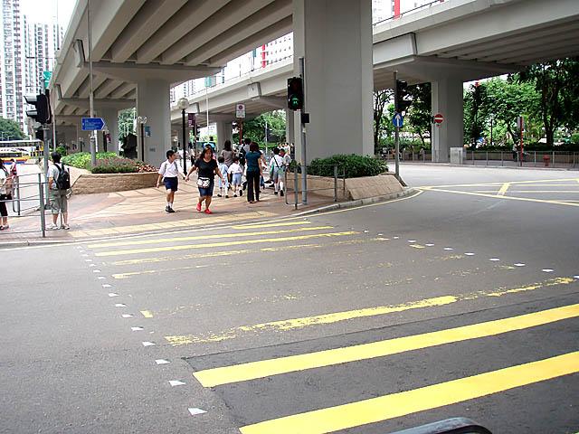 1つ目の角で高架と並行している横断歩道を左に渡ります。