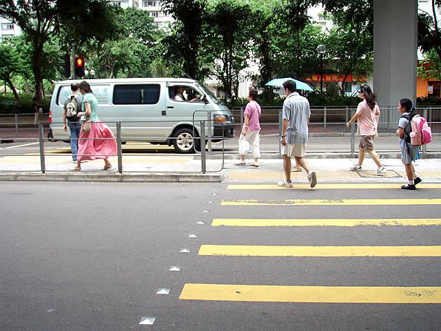 そのあと高架の下をくぐるように横断歩道を渡ります。