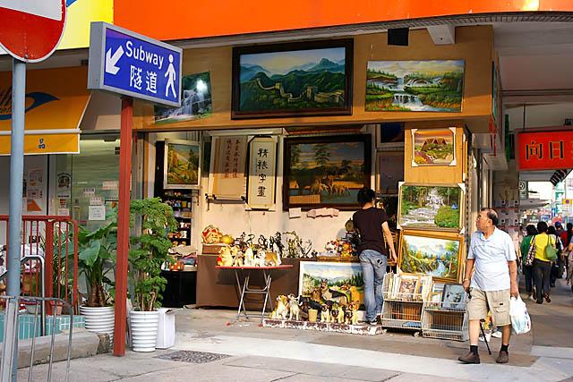 絵画や置物もあります。