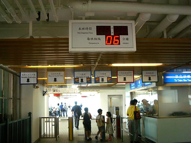 改札では電光板が次の船までの時間を教えてくれます。 
