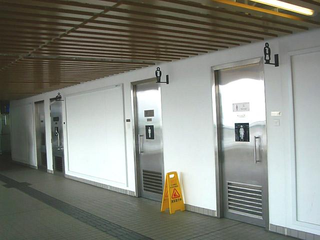 トイレは改札の手前右手にあります。車椅子専用のトイレもあり、エレベーターとあわせてバリアフリーになっています。 
