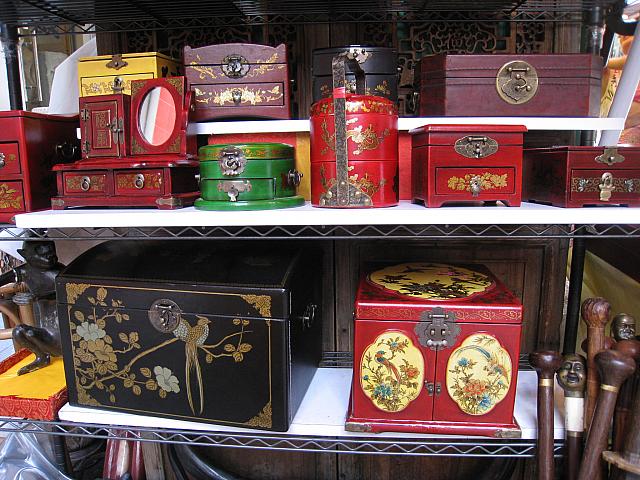お店の横にも商品が並べられているので見落とさないように。