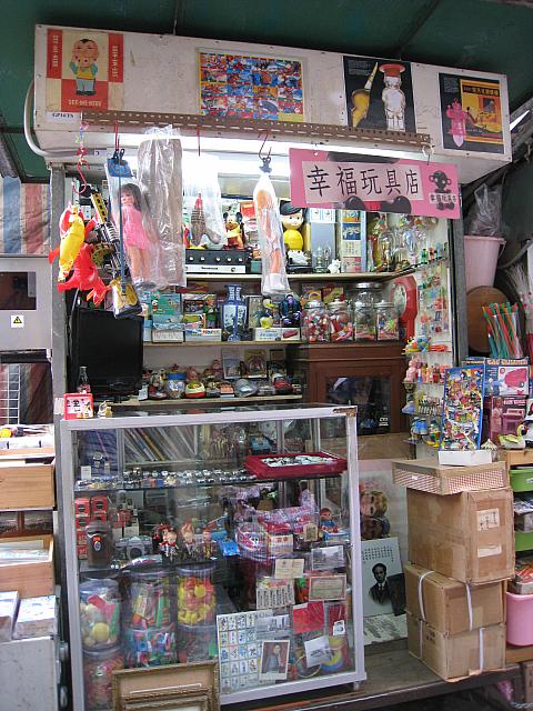 小さいお店ながら、ディスプレイにはオーナーのセンスを感じます。