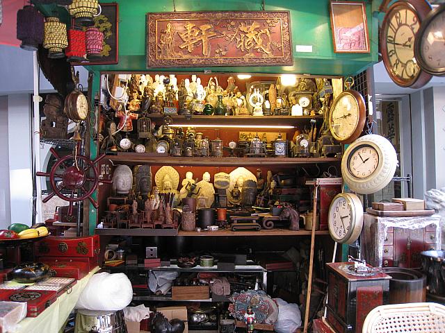 左に見えるランタンと、右に吊られた時計がお店の目印です。