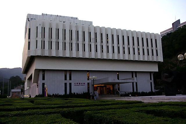 各カレッジにも図書館はありますが、ここは全カレッジ共通の中央図書館です。もちろん、一番大きな図書館です。 