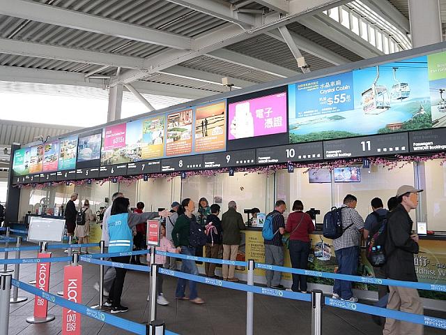 チケット売り場。多くのブースが並んでいます。