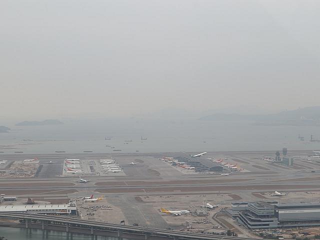 飛行機がたくさん並んでいて、数分おきに飛んだり着陸する様子を上から眺めることができます。