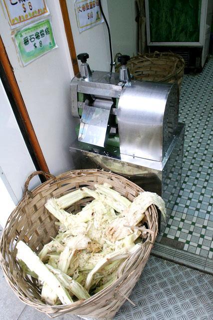 サトウキビもその場でしぼって販売中。新鮮です。