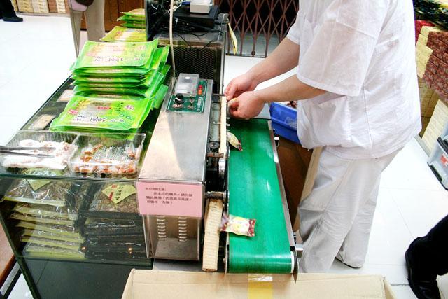 クッキーの袋詰め作業を間近で見られます。