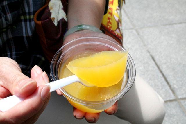 硬めのゼリーは、寒天といった感じ。小さいころ食べた素朴な味。