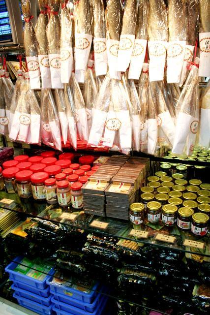 干物や乾物など特産品も豊富に揃っています。