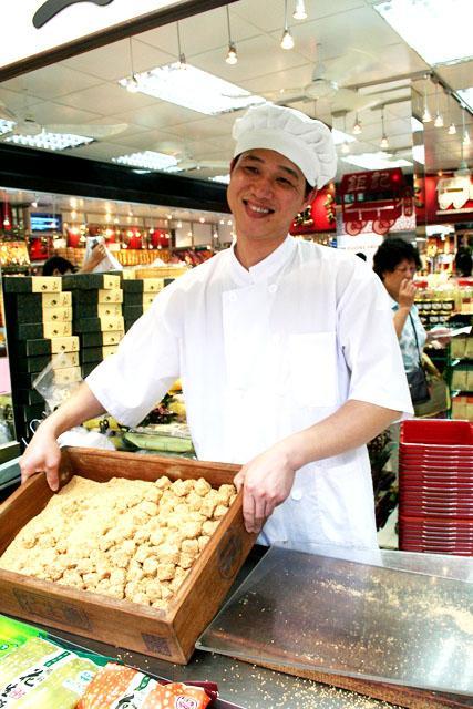 実演販売が旅行客に大人気。写真撮影も慣れたもの。