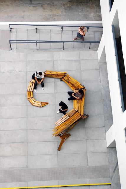 上からみるとこんな形のベンチも、そばまで行ってみると…