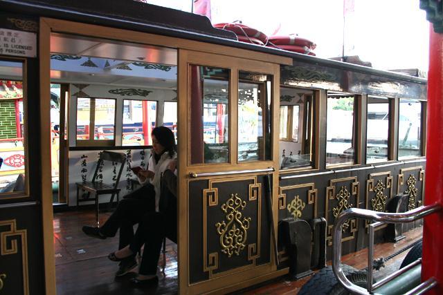 ボートにはドアがないので、はしゃいで落ちないように注意。