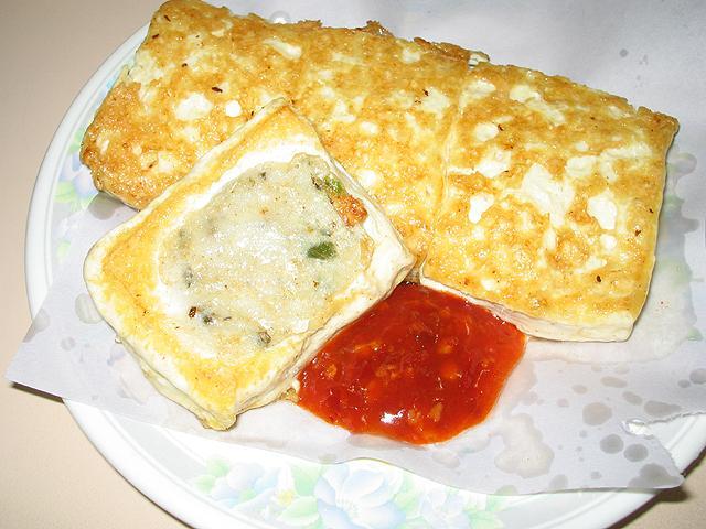 一皿4個入り9ドル。そのままあっさり味でもよし、このようにチリ・ソースをつけてもよし。