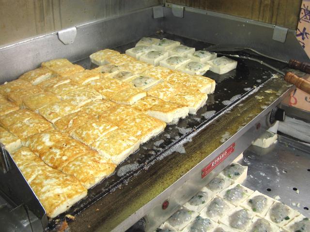 店先でジュウジュウと美味しそうに焼き色がついている鉄板焼き豆腐。