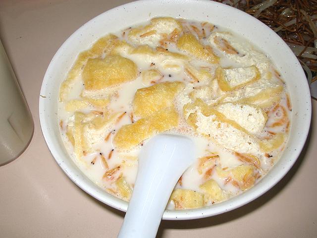 鹹豆漿。しょっぱい豆乳。干しエビや揚げ豆腐が入っています。どんぶり一碗9ドル。お味噌汁代わりになりそう。
