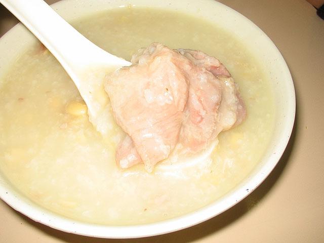 すっかり柔らかくなった骨付き豚肉の固まりが入っていました。