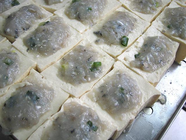 四角く切った豆腐のくぼみにツミレをトッピングしてあります。