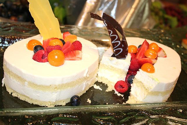 各種ベリーの生クリームケーキ