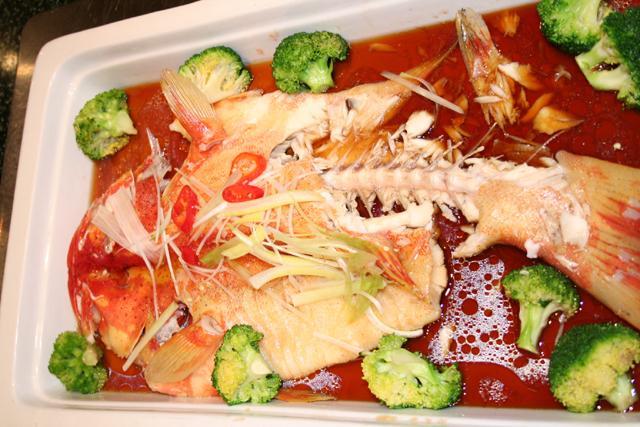 なんと巨大なお魚の丸蒸し。