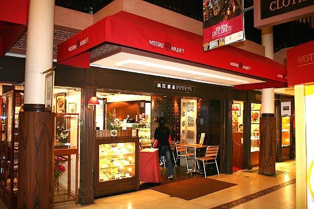 マーケット内側からの正面入り口。