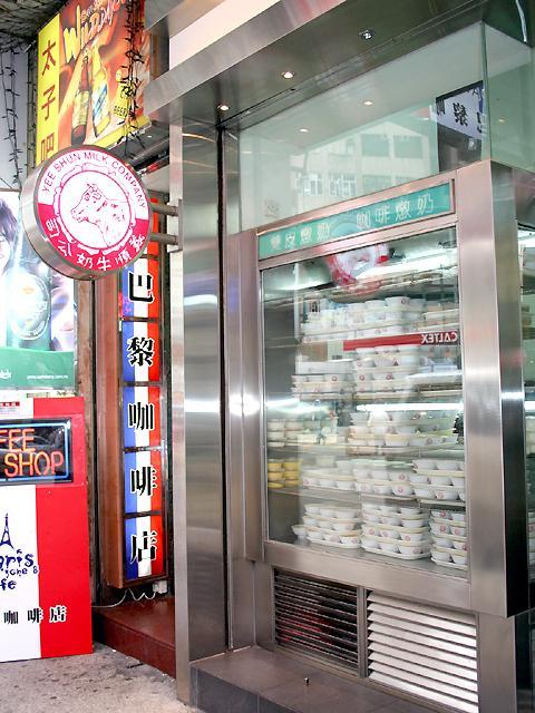 この看板の下で記念写真を撮る人も少なからず。