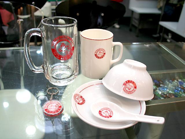 お土産に義順の食器が買えます。
