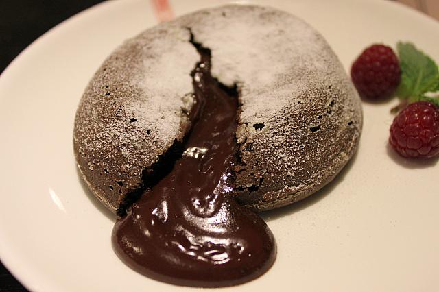 切ったら、中からチョコが流れ出てきます