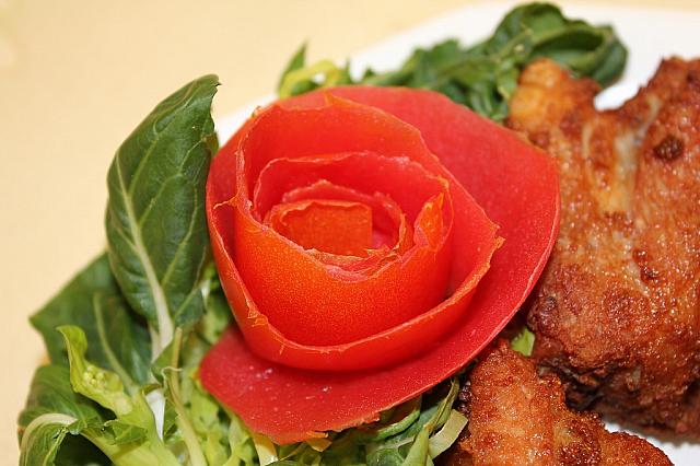 トマトでできたこの飾りは、残念ながら食べられません。