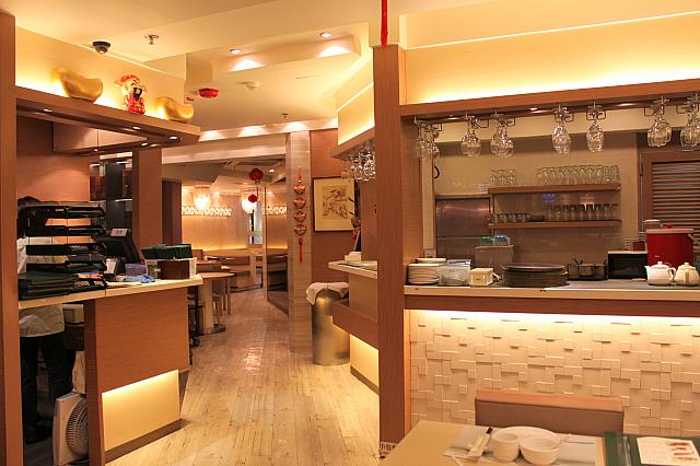 バーカウンターとレジ