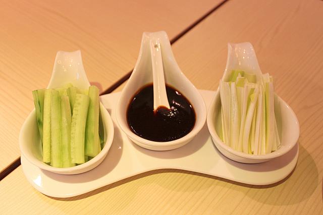 きゅうり、ねぎ、そしてソース