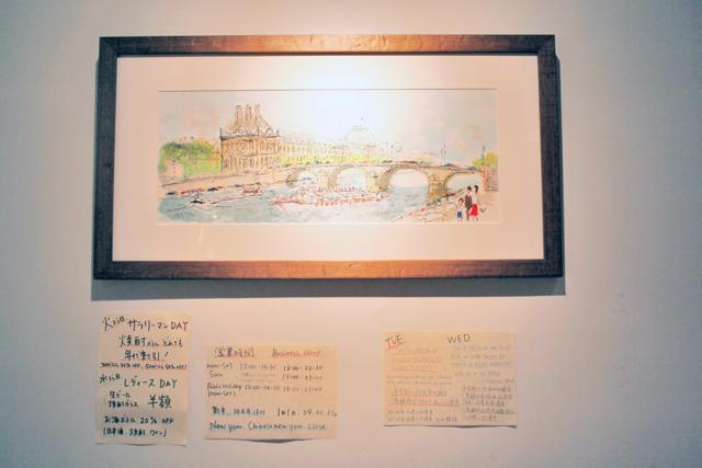 壁に飾られた絵画はパリの香り。 