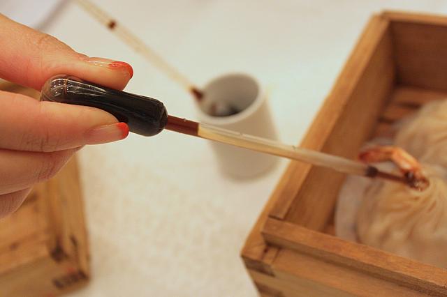 スポイトのような道具で