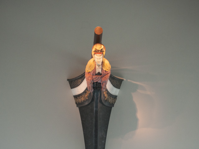 旧館から引き続き展示されている観音像の船首