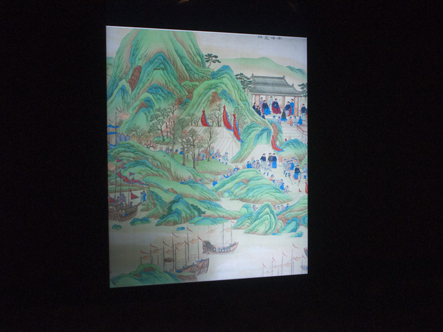 実物の絵巻物の反対側に巨大スクリーンがあり、そこに映し出されます